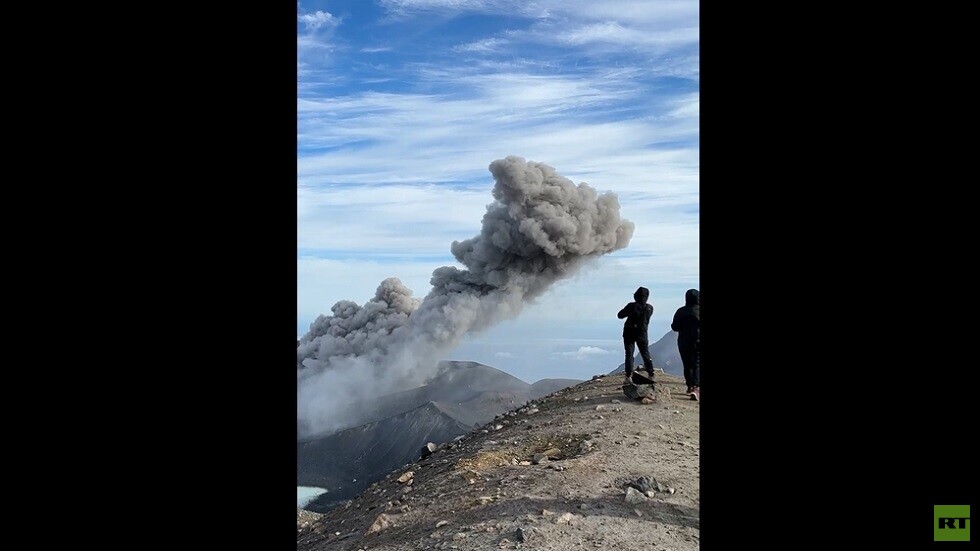 عدسات السيّاح توثق لقطات مميزة من موقع بركان إيبيكو في جزر الكوريل (فيديو)