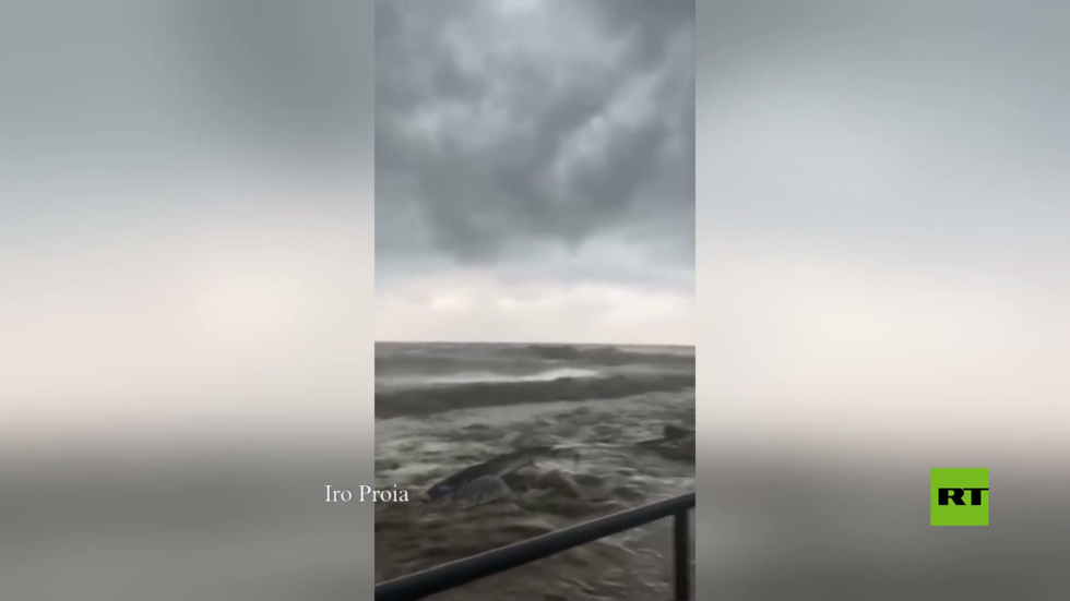 بالفيديو.. المياه تغمر شوارع مدن كاملة في اليونان بعد عاصفة قوية