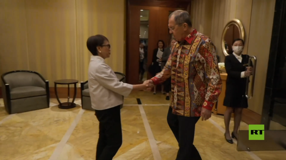 شاهد.. لافروف بقميص مزركش يمازح نظيرته الإندونيسية معلقا على ملابسها