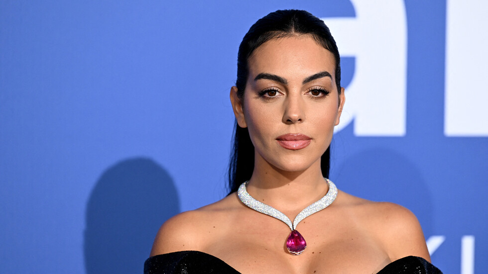 شبيهة "جورجينا" السعودية تنشر صورة لها بدون "مكياج" وتثير تفاعلا كبيرا بمواقع التواصل (صورة)