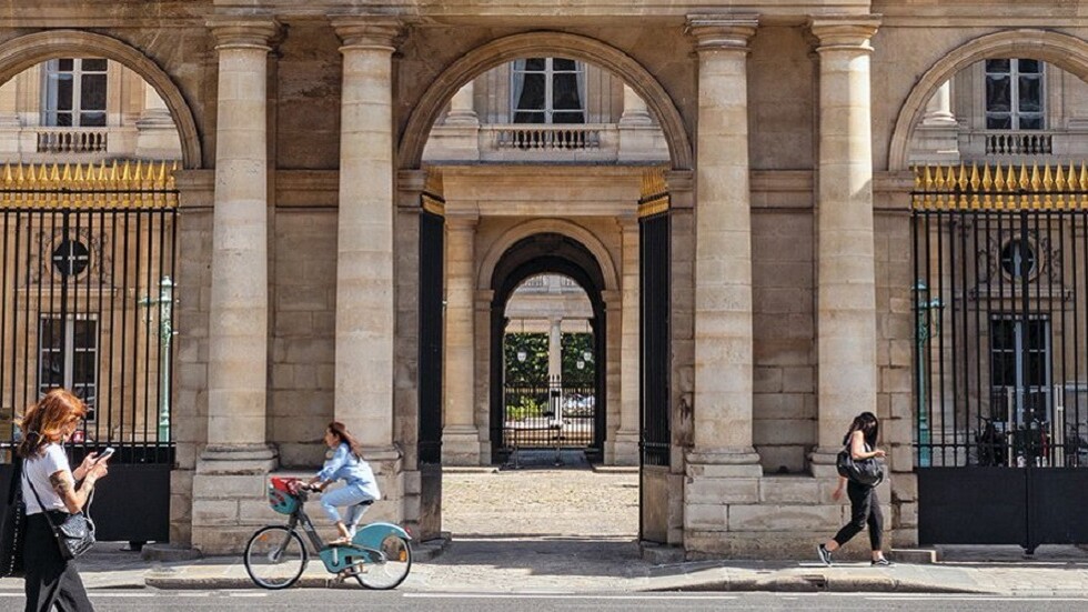 رفض طعنا قدمته جمعية حقوقية.. مجلس الدولة في فرنسا يؤيد منع ارتداء العباءة في المدارس