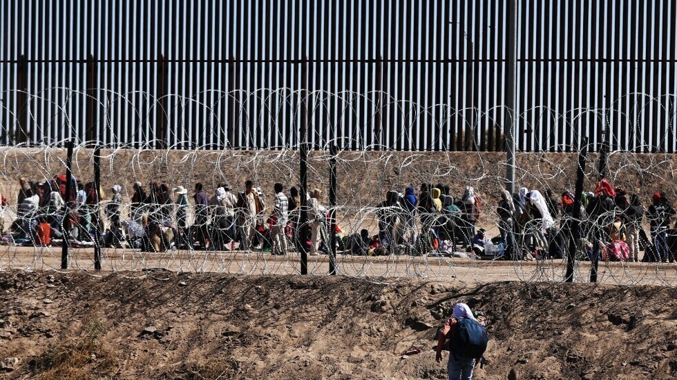 عمدة نيويورك يحذر من دمار المدينة بسبب التدفق الهائل للمهاجرين