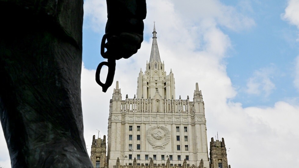 الخارجية الروسية تطالب فرنسا بالاعتذار عن