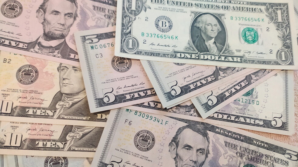 بورصة موسكو.. الدولار يتراجع بعد تصريحات مساعد بوتين