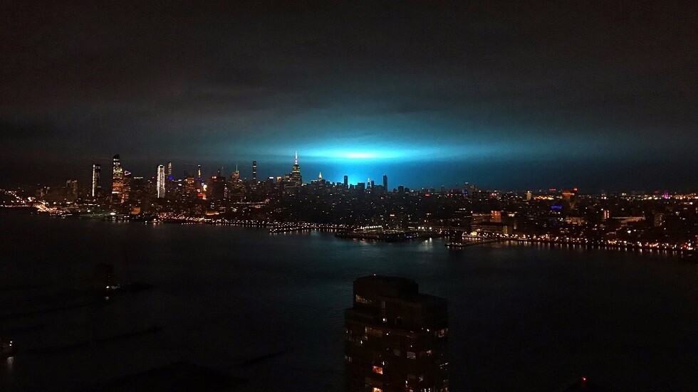 فلكي سعودي يفسر ظهور البرق الأخضر والأزرق وقت الزلازل