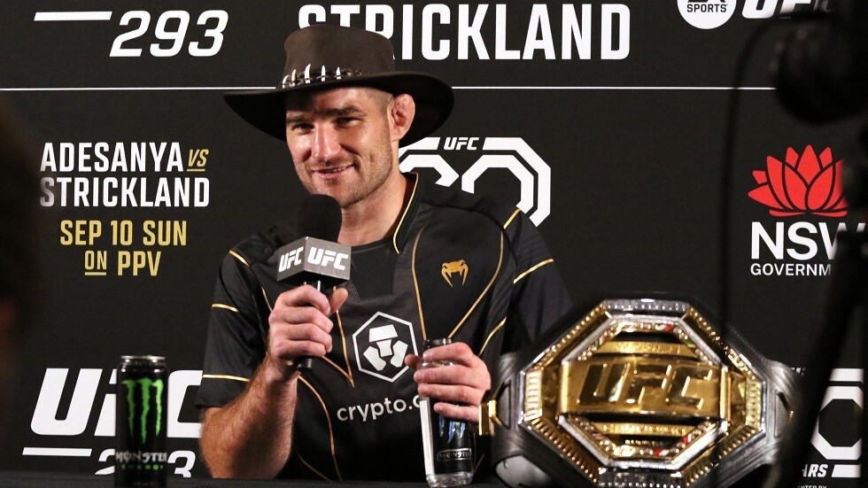 المقاتل الأمريكي ستريكلاند يتلف حزام بطل العالم ويرممه بشريط لاصق (فيديو)