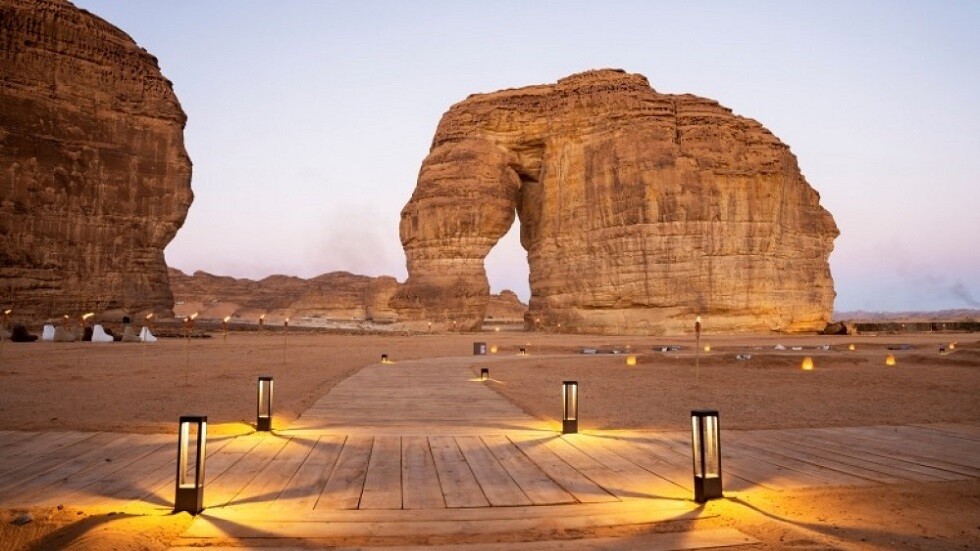 سعيا لـ"غينيس".. سعودي ينحت بوابة العلا وجبل الفيل على قلم رصاص (صور)