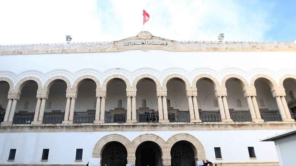 من بينهم رئيس حكومة أسبق.. القضاء التونسي يصدر بطاقات جلب دولية ضد 12 شخصا