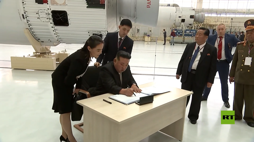 الكاميرا ترصد كيم وهو يكتب وتكشف العبارة التي خطها عن روسيا