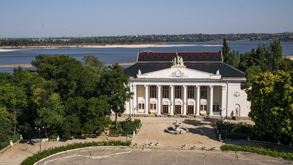 قتيل و12 جريحا في قصف أوكراني على حي سكني في مدينة نوفايا كاخوفكا