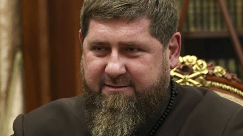 بفيديو تحت المطر.. قديروف يرد على شائعات تدهور صحته