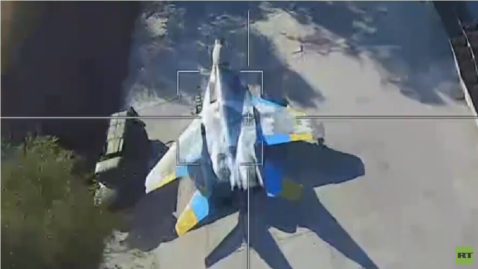 فيديو غير مسبوق.. مسيرة "لانسيت" الروسية تستهدف طائرة "ميغ-29" أوكرانية