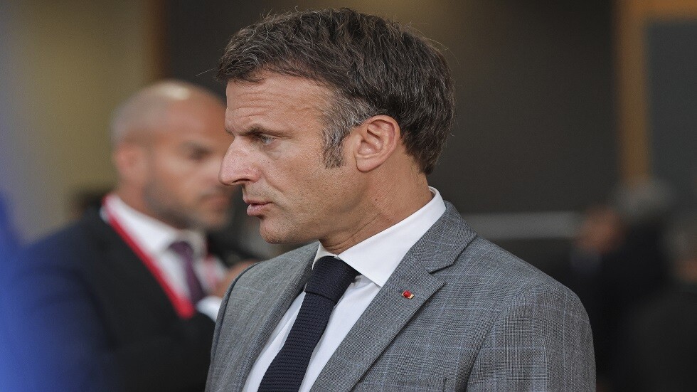 فرنسا.. طبيب متهم بالتسلل إلى معلومات خاصة بماكرون حول تلقيه لقاح كورونا