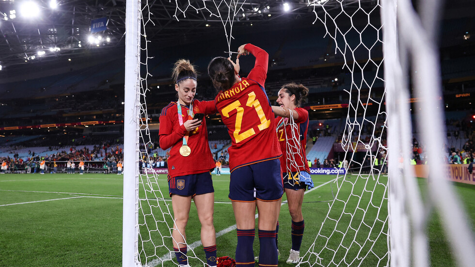 إسبانيا تدافع عن ملف كأس العالم 2030 بعد أزمة "قبلة المونديال"