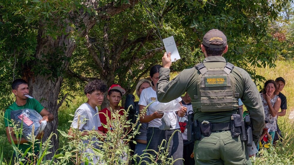 مدينة أمريكية تعلن حالة الطوارئ بعد اقتحامها من قبل آلاف المهاجرين غير الشرعيين (فيديو)