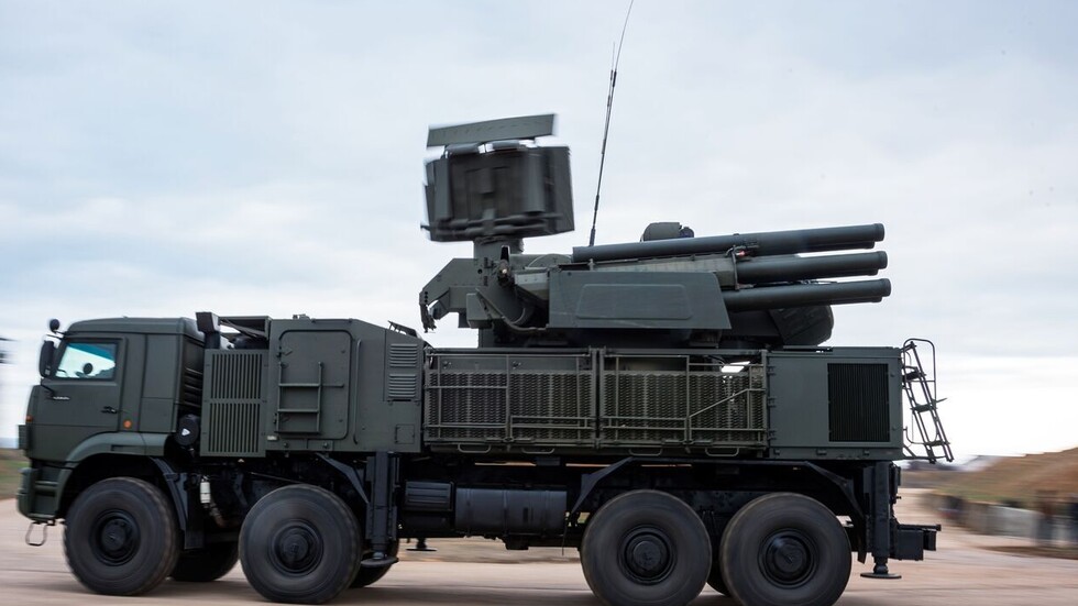 الدفاعات الجوية الروسية تحبط هجوما بالطائرات المسيرة على مطار "ساكي" بجمهورية القرم