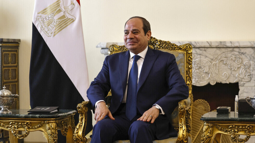 السيسي يهنئ العاهل السعودي وولي عهده