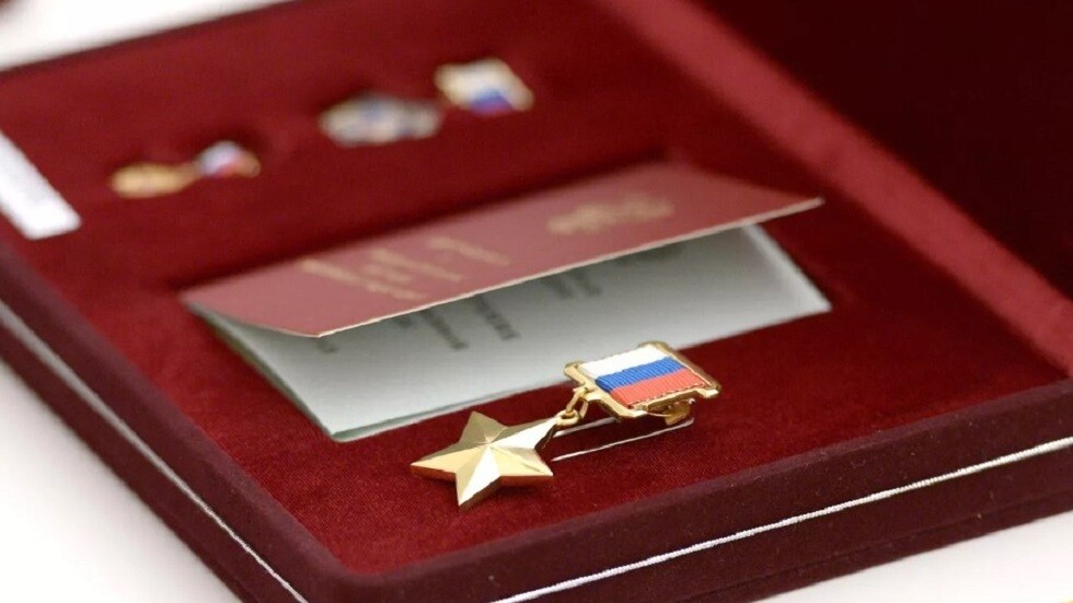 شويغو يمنح أحد العسكريين لقب "بطل روسيا" لشجاعته وإدارته