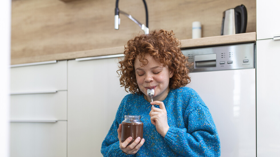 سبب غير متوقع وراء رغبة النساء في تناول الشوكولاتة في أوقات معينة من الشهر