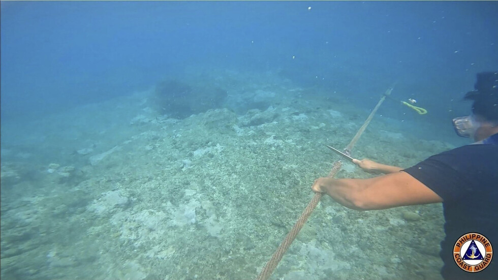 خفر السواحل الفلبيني يزيل حاجزا عائما في بحر الصين الجنوبي (فيديو)