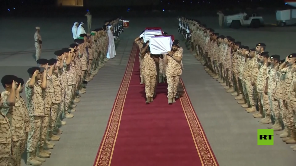 وصول جثتي ضابط وجندي بحرينيين قتلا قرب الحدود الجنوبية السعودية إلى المنامة