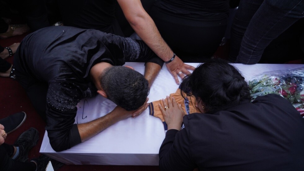 العراق.. أول ظهور وانهيار لعروسي "زفاف الموصل" بعد الحريق خلال تشييع الضحايا (فيديو)