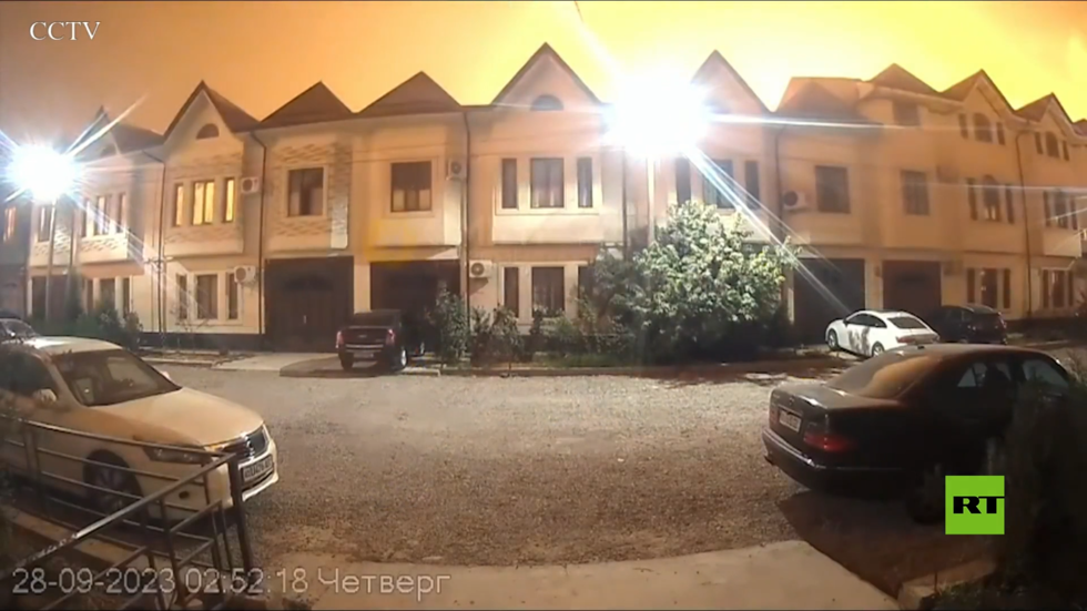 لحظة وقوع انفجار قوي في مستودع صناعي في طشقند