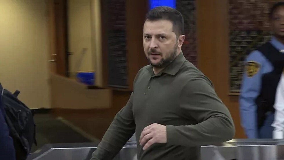 سكوت ريتر ينصح زيلينسكي بـ"الفرار" من أوكرانيا