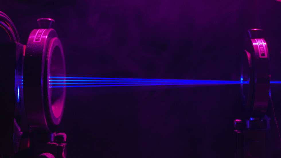 " أكثر سطوعا بمليارات المرات من الشمس" .. بريطانيا تستعد لابتكار "أقوى ليزر في العالم"