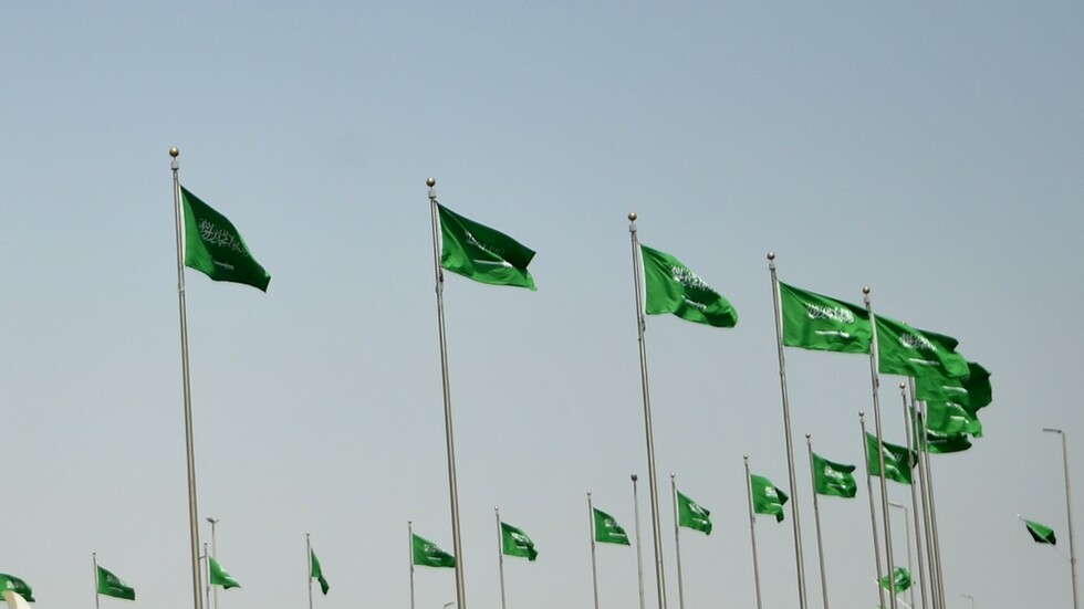 السعودية..مواطن يسجل أصواتا "غريبة" بجانب مزرعته في البر وسط تساؤلات حولها (فيديو)