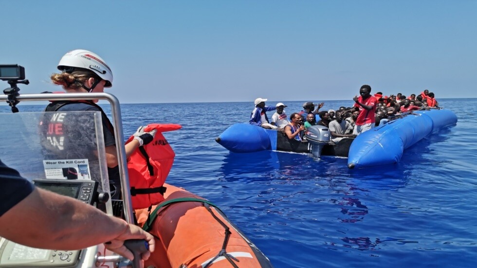 منظمة إنقاذ توثق صدم قارب خفر السواحل الليبي لآخر يُقل مهاجرين قبالة سواحل ليبيا