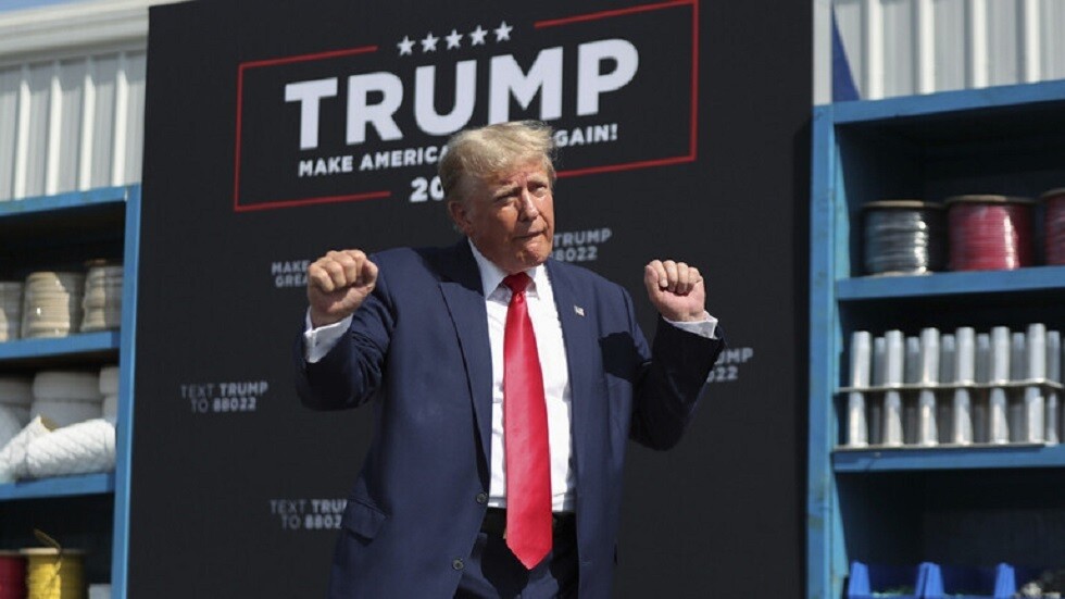 بالفيديو.. ترامب يسخر مجددا من بايدن