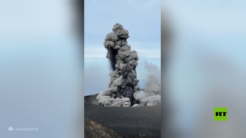 تصوير مذهل على بعد أمتار من بركان إيبيكو للحظة إطلاقه عمودا ضخما من الرماد