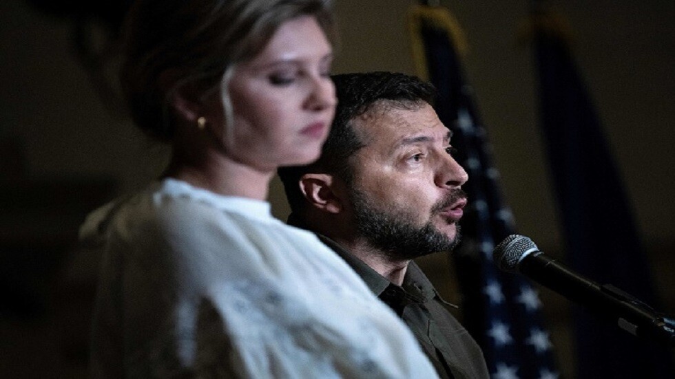 ضابط مخابرات أمريكي سابق يعلق على إمكانية ترشح زيلينسكي للانتخابات المقبلة