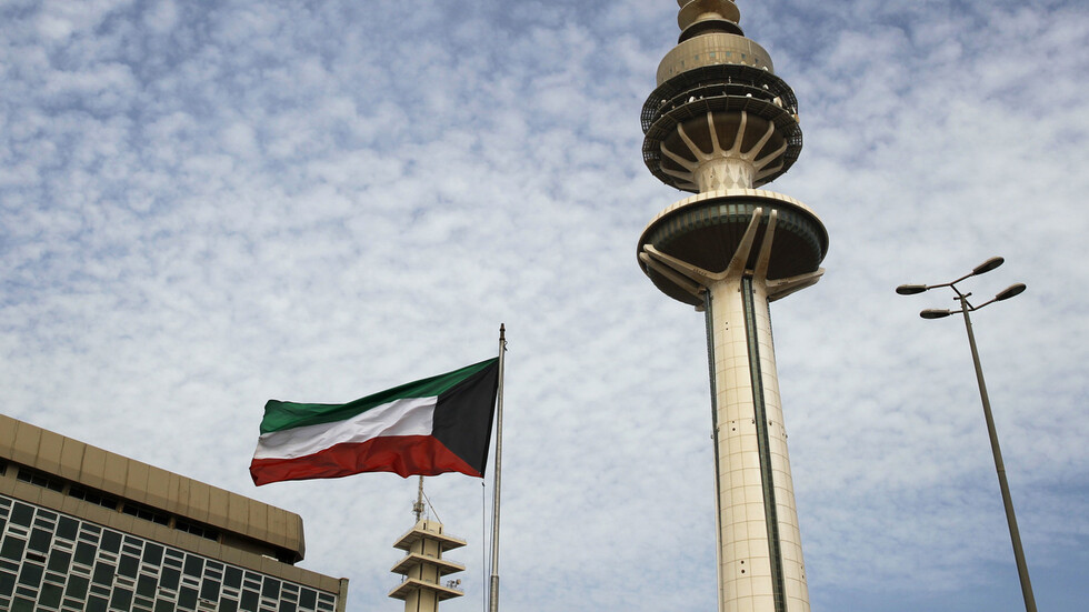 الكويت.. ضبط مطعم غير مرخص يقدم لزبائنه مشروبات كحولية ولحم خنزير (فيديو)