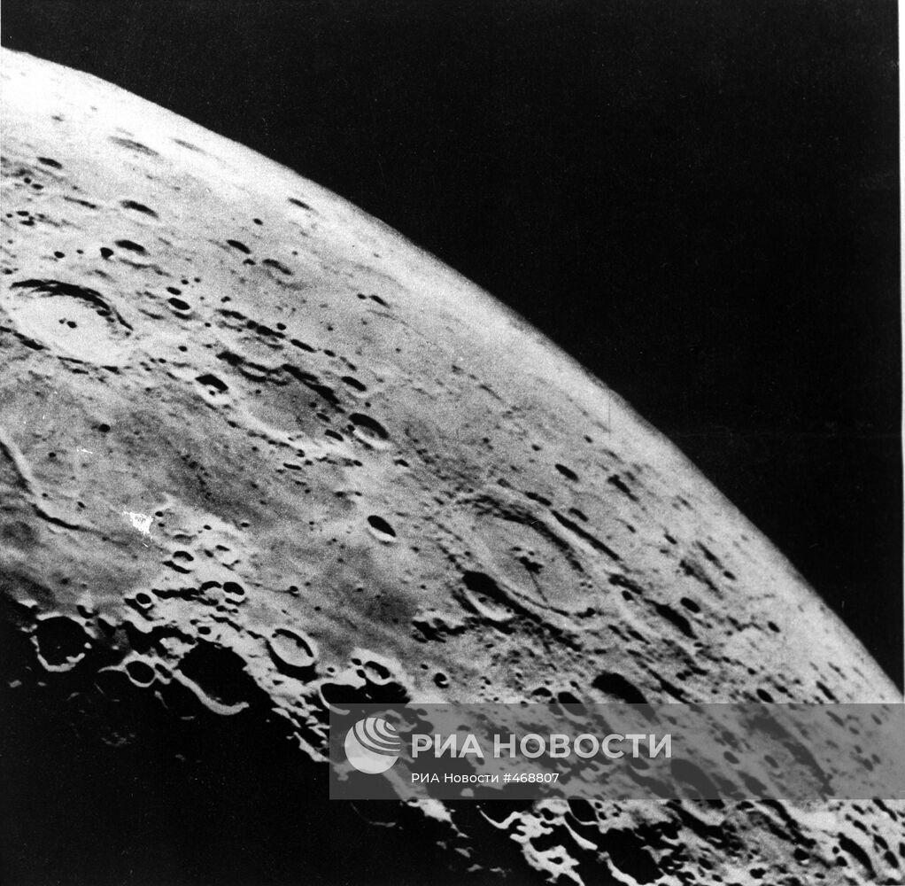 صور لسطح القمر تظهر حفرة قد تكون تشكلت إثر سقوط مركبة 