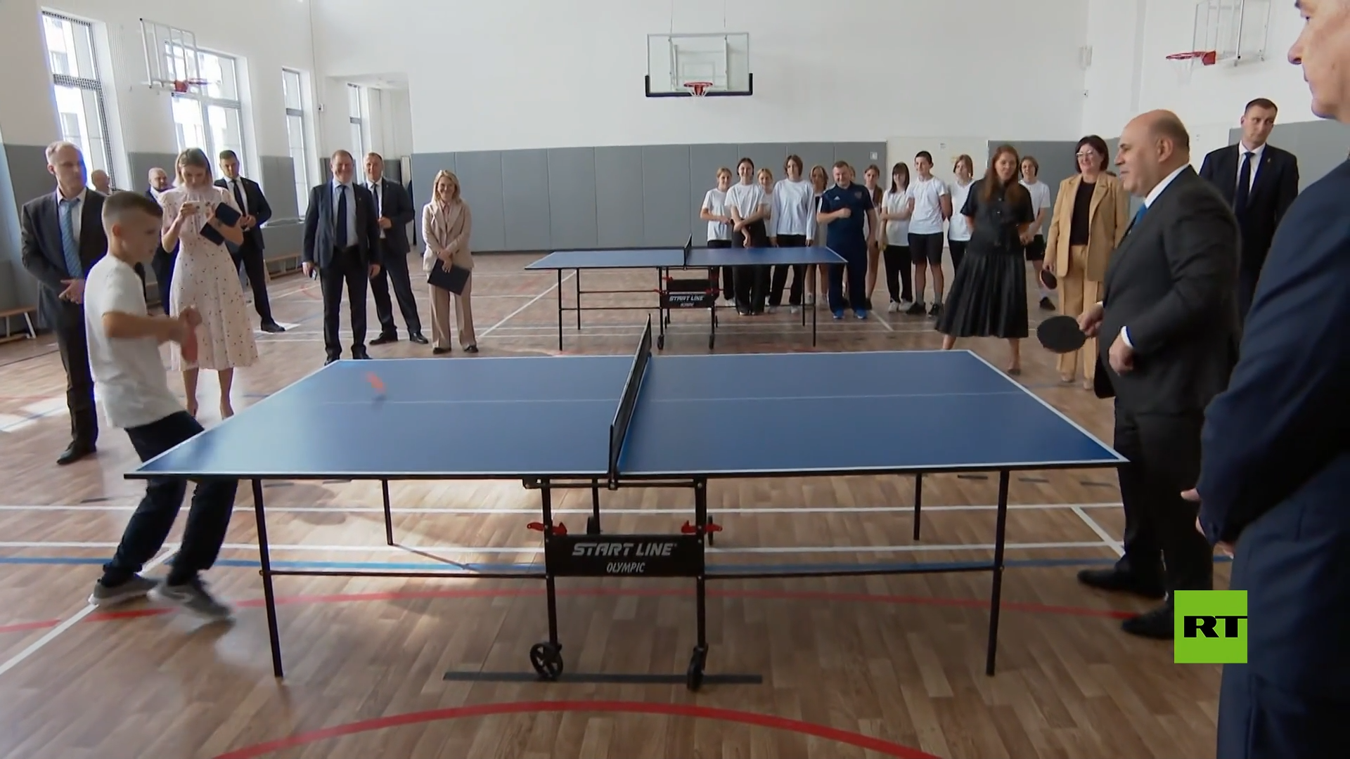 رئيس الوزراء الروسي يلعب كرة الطاولة مع تلميذ في إحدى المدارس بموسكو