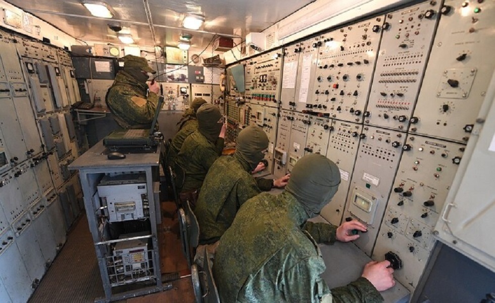 الدفاع الروسية: إحباط محاولة استهداف جسر القرم بزورق مسير تابع لقوات كييف