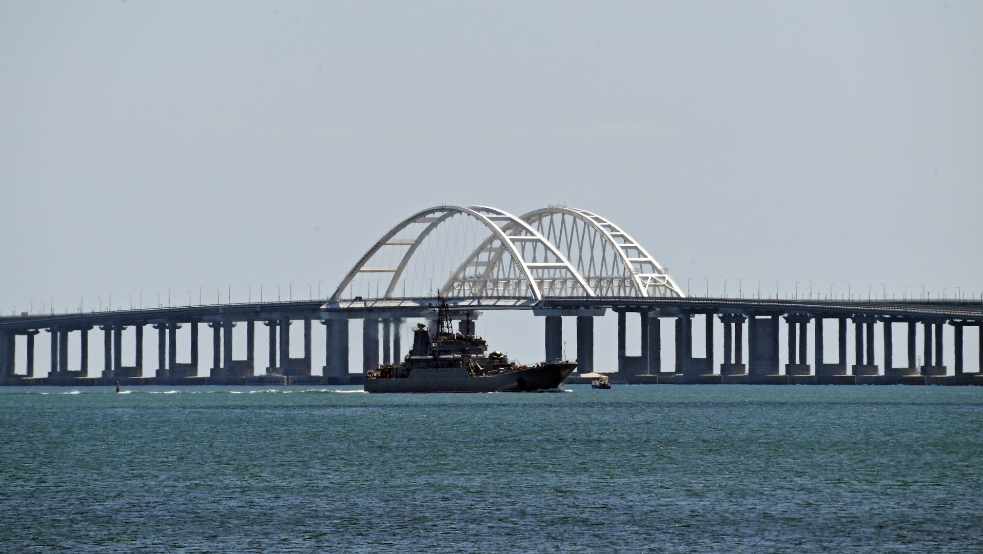 الدفاع الروسية: إحباط هجوم أوكراني على جسر القرم بزورقين مسيرين