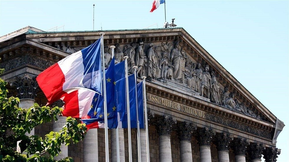 سياسي فرنسي: باريس تواصل دعم أوكرانيا عسكريا على حساب الفرنسيين