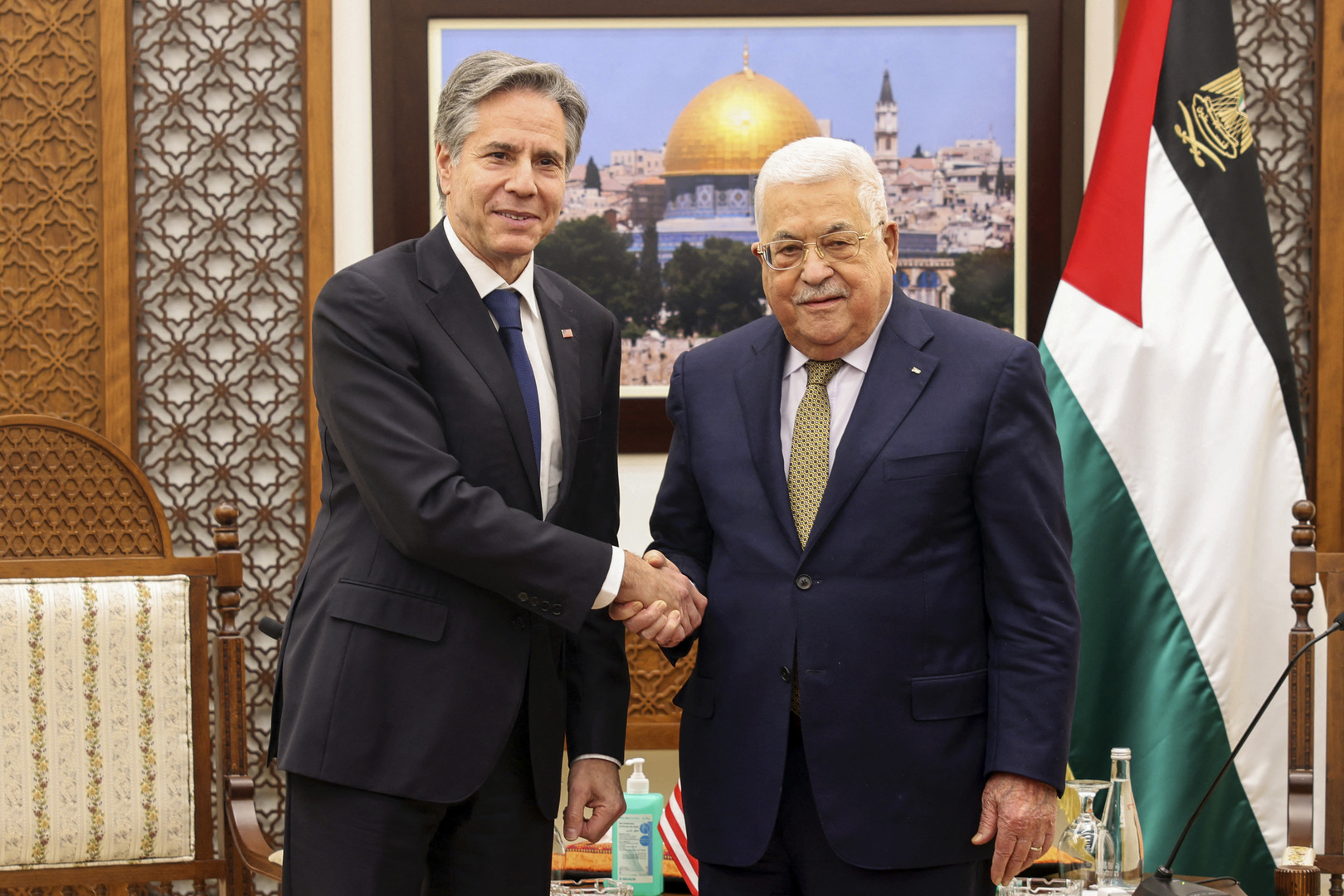 محمود عباس يتلقى اتصالا من وزير الخارجية الأمريكي ويستعرضان المستجدات في الأراضي الفلسطينية