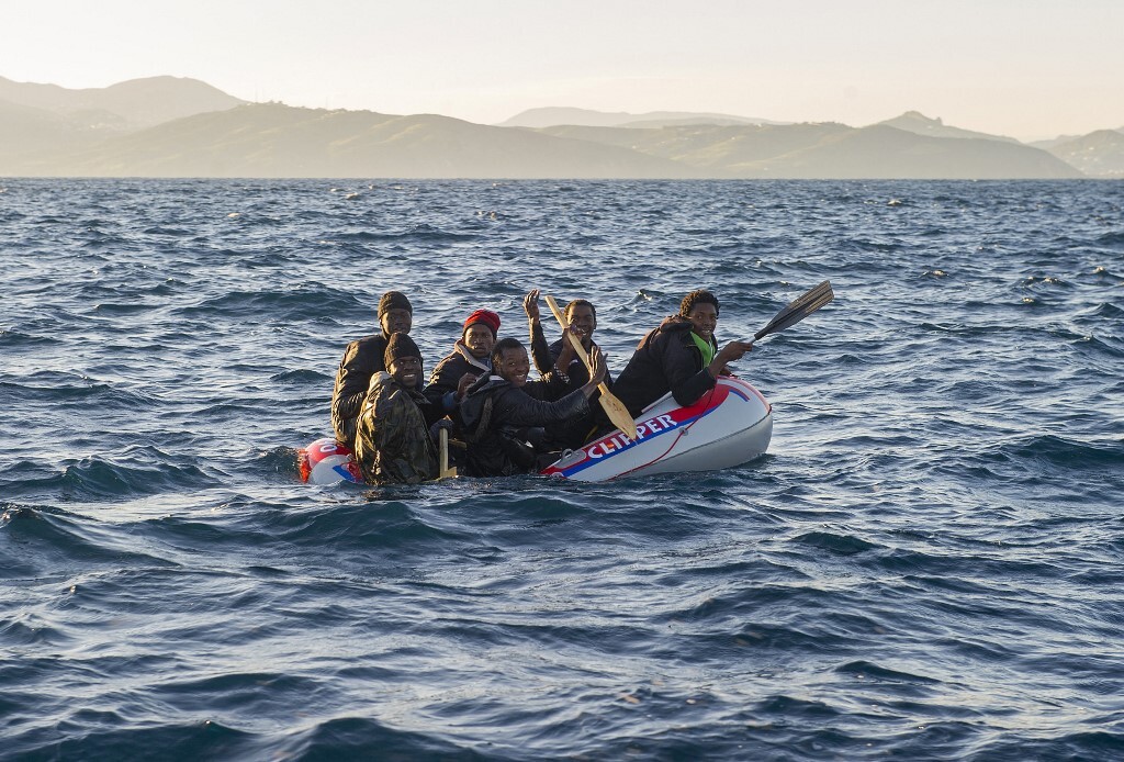 العثور على 14 مهاجرا وجثة رجل على جزيرة يونانية صغيرة بعد غرق زورقهم