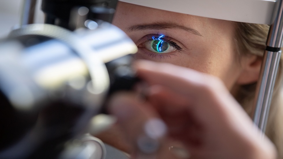 طبيبة عيون تحدد المهدد بإعتام عدسة العين والزرق