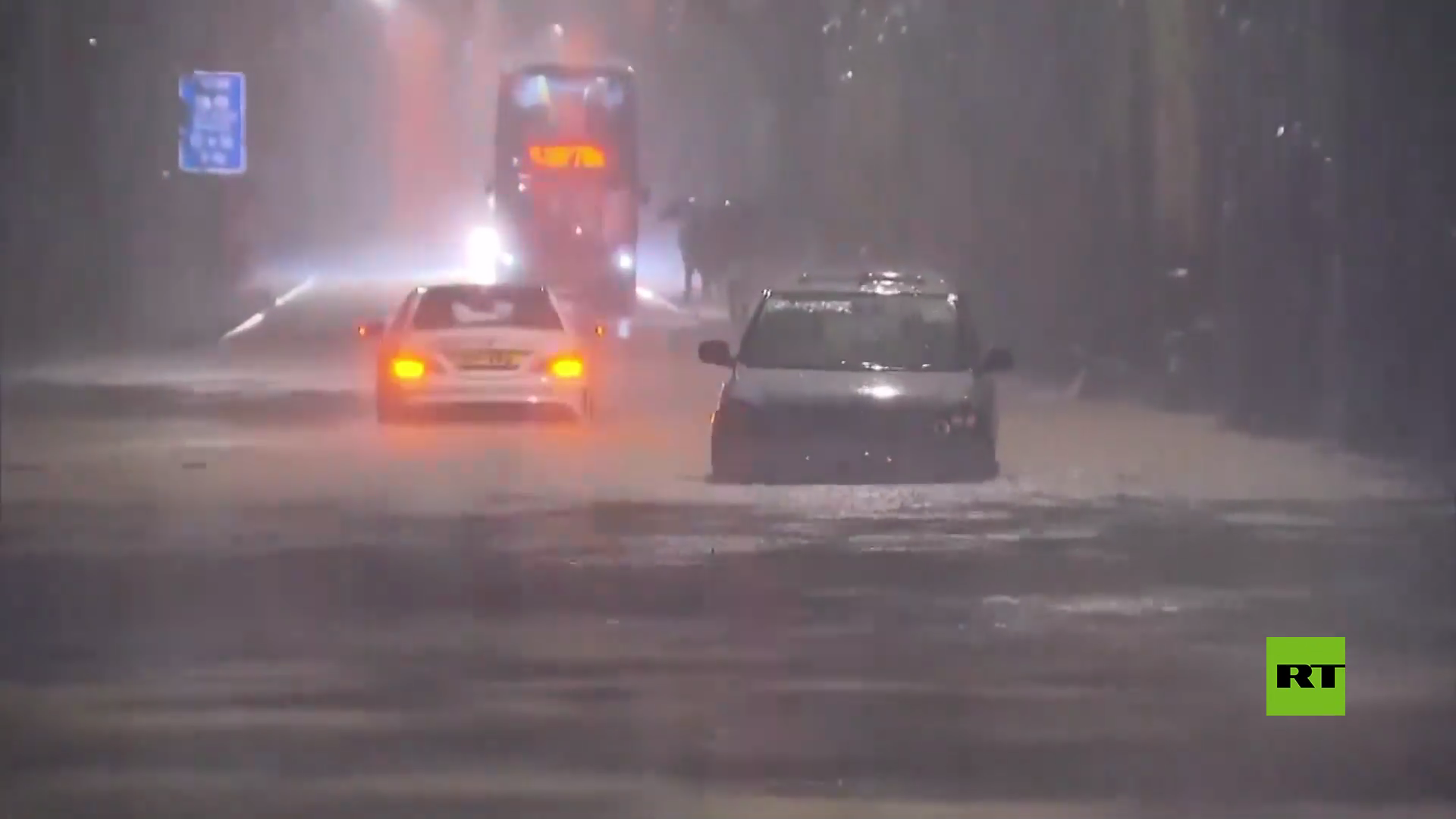 شاهد بالفيديو.. هونغ كونغ تغرق بعد عاصفة قوية