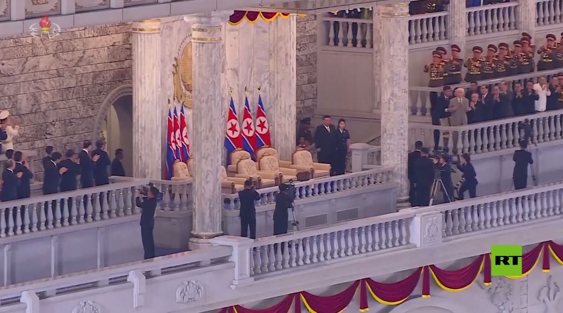 بالفيديو.. كيم جونغ أون مع ابنته يفتتح عرضا عسكريا في عيد تأسيس كوريا الشمالية