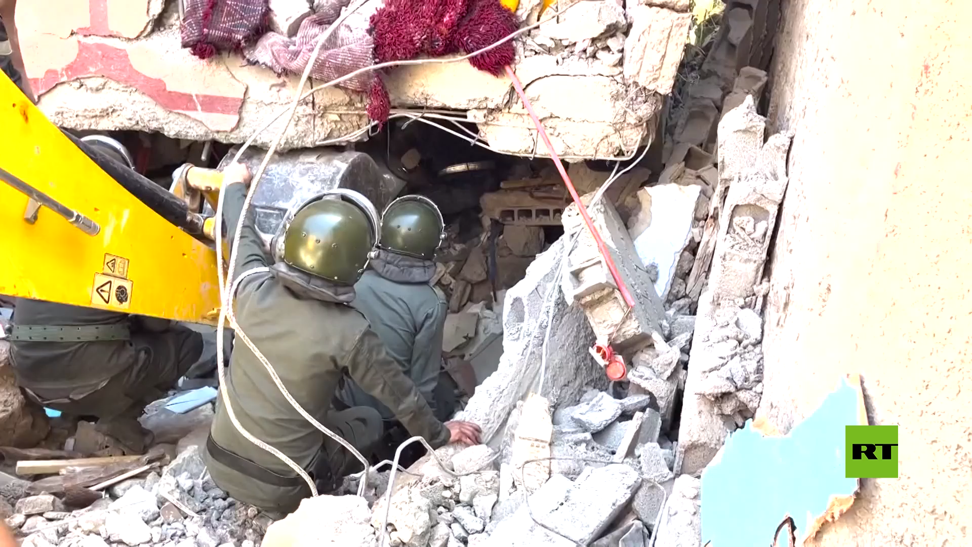 بالفيديو.. فرق الطوارئ المغربية تبحث عن المحاصرين تحت الأنقاض بعد الزلزال