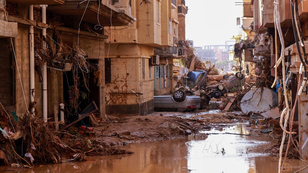 مشهد يدمي القلوب لمواطن ليبي يعثر على جثة والدته وسط الطريق بعدما جرفتها السيول