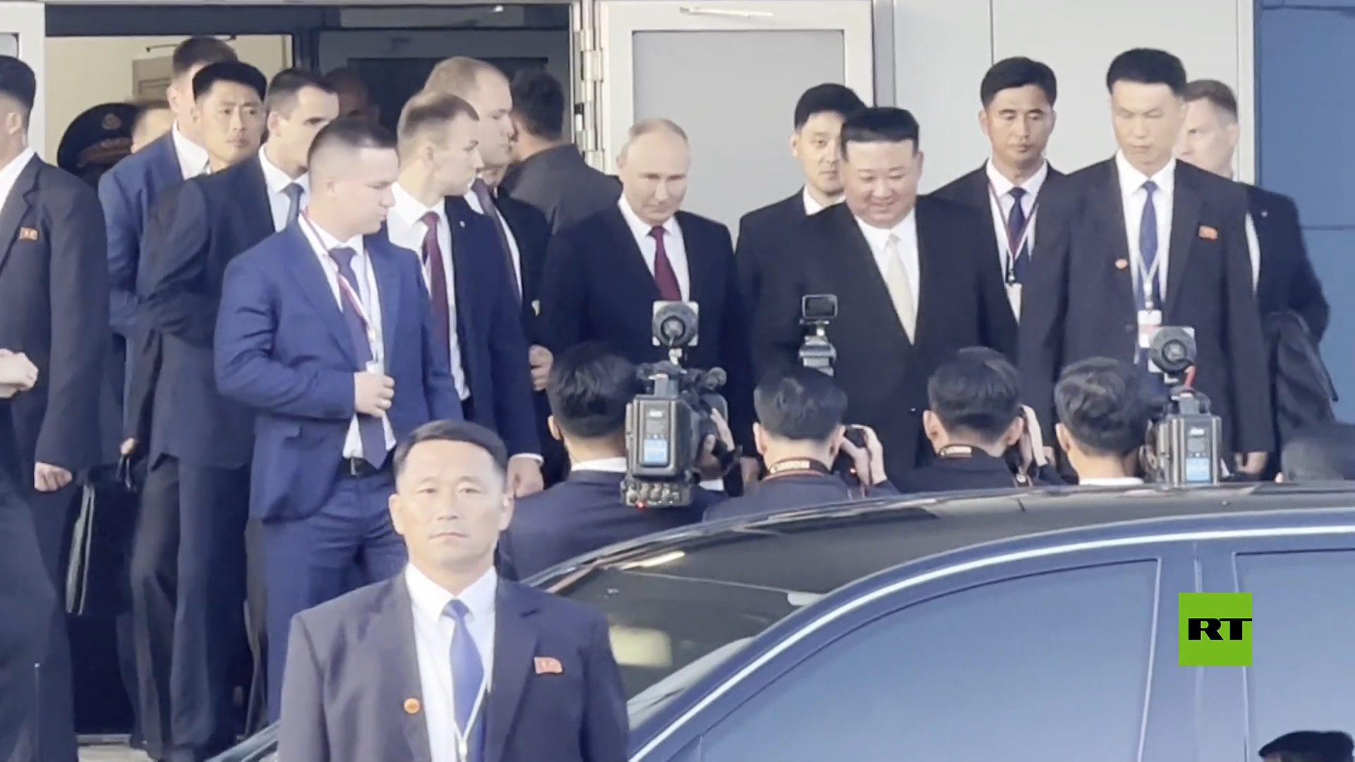 بوتين يودع كيم جونغ أون بعد محادثاتهما في مطار فوستوتشني الفضائي