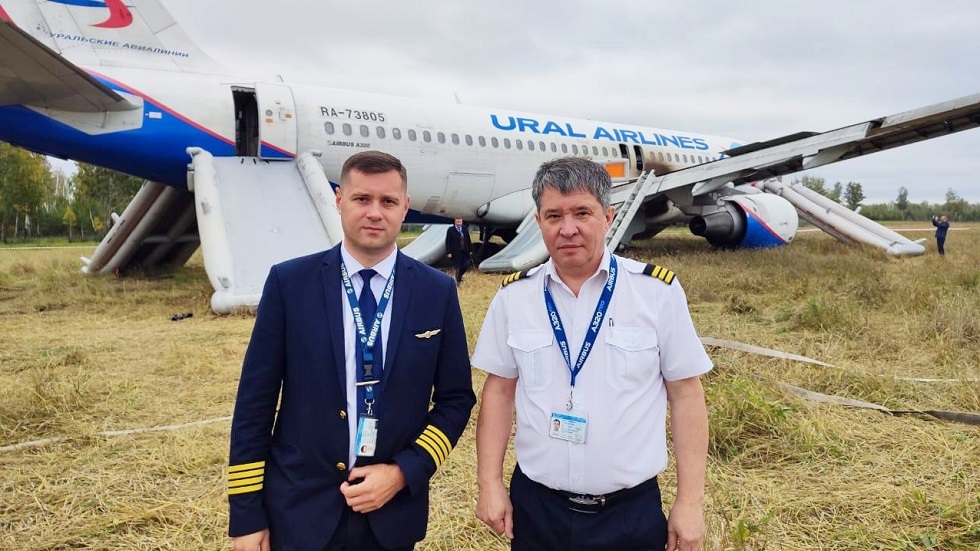 الطيار سيرغي بيلوف (إلى اليمين) ومساعده إدوارد سيميونوف