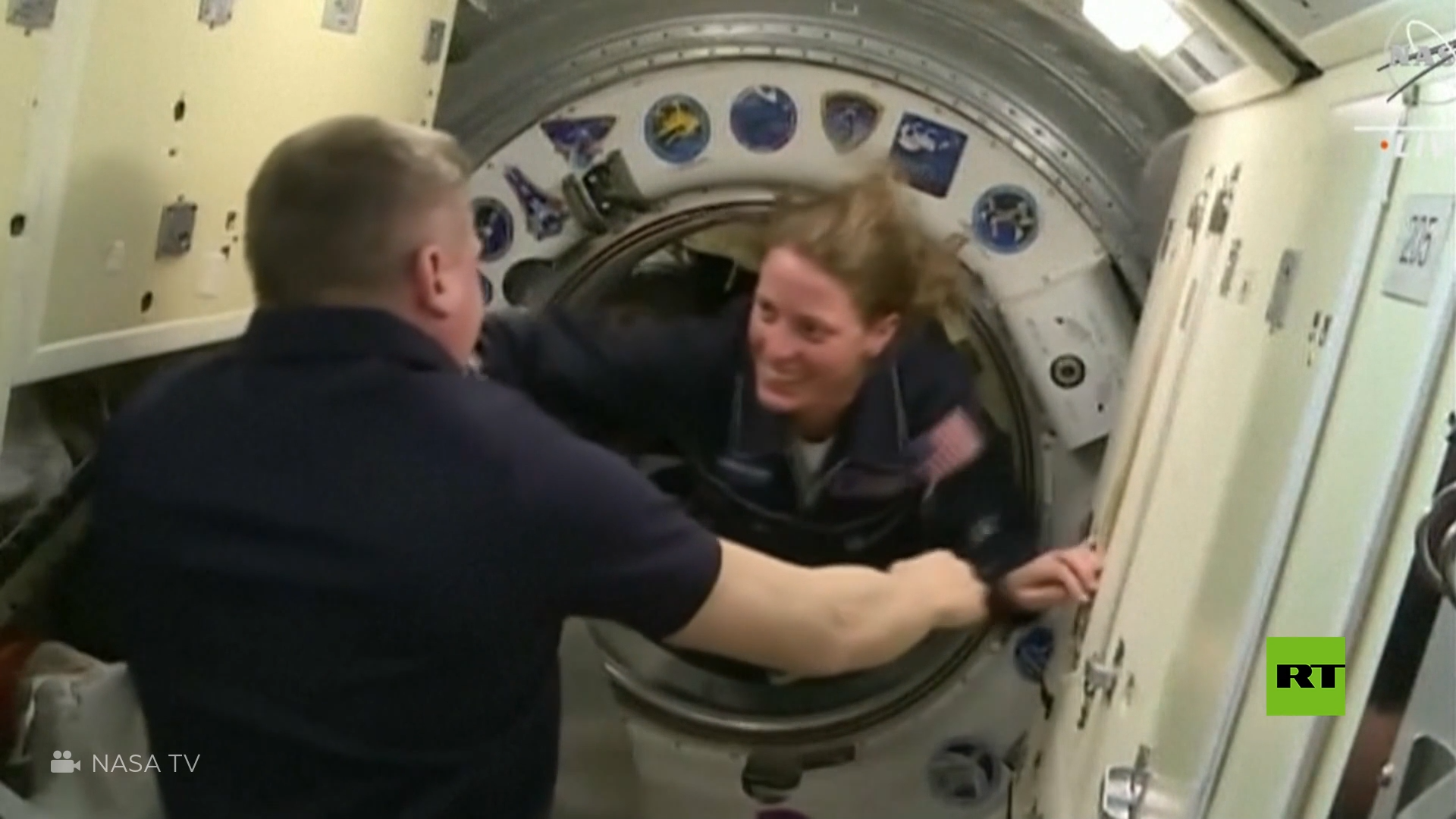 لحظة دخول أمريكي وروسيين إلى محطة الفضاء الدولية